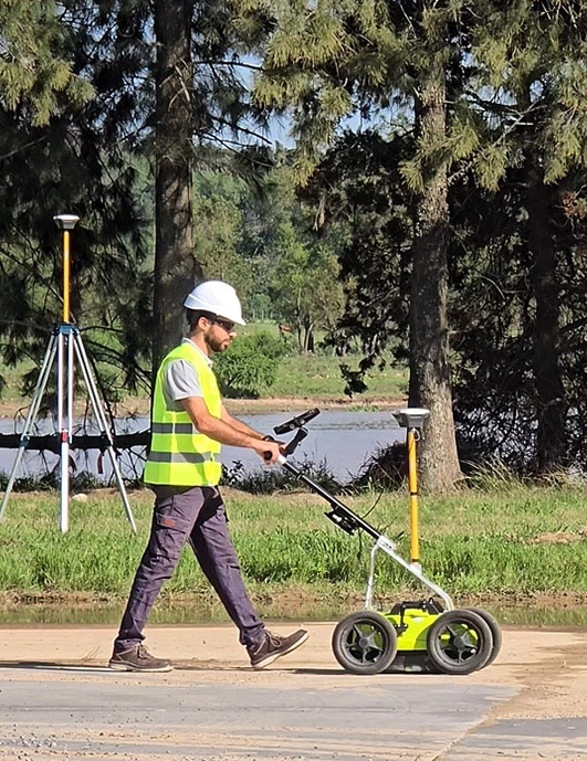 Técnico especializado operando equipo de georadar GPR para inspección subterránea no invasiva